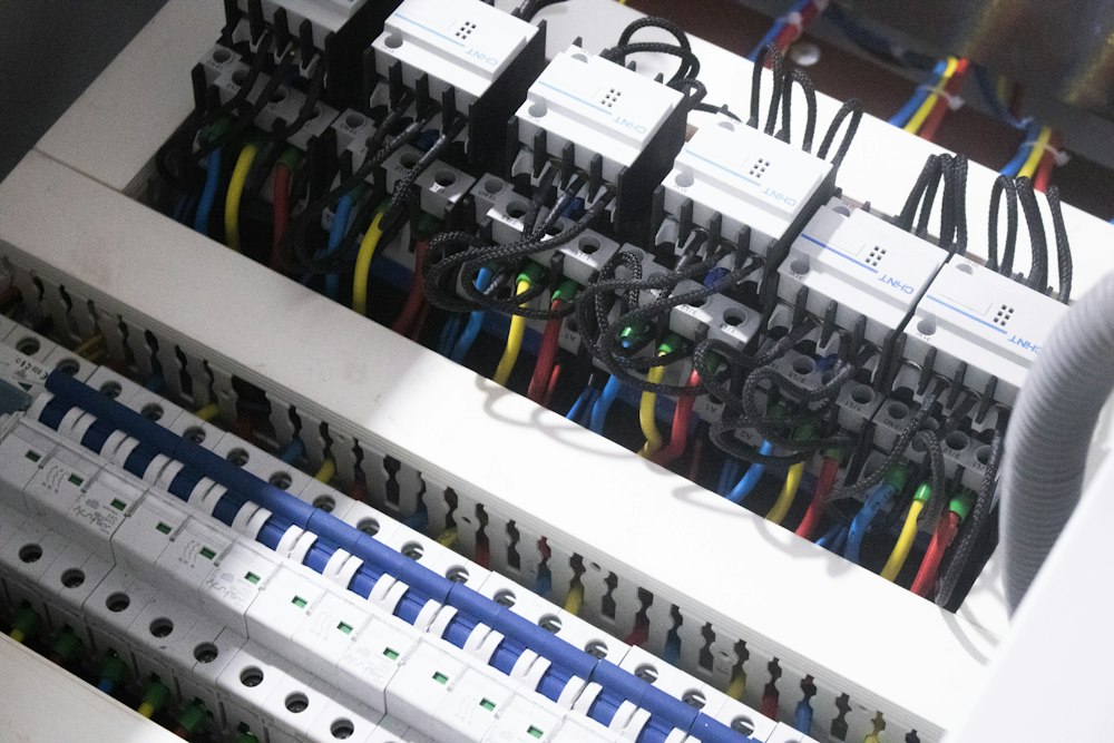 Tablero eléctrico con interruptores y cableado