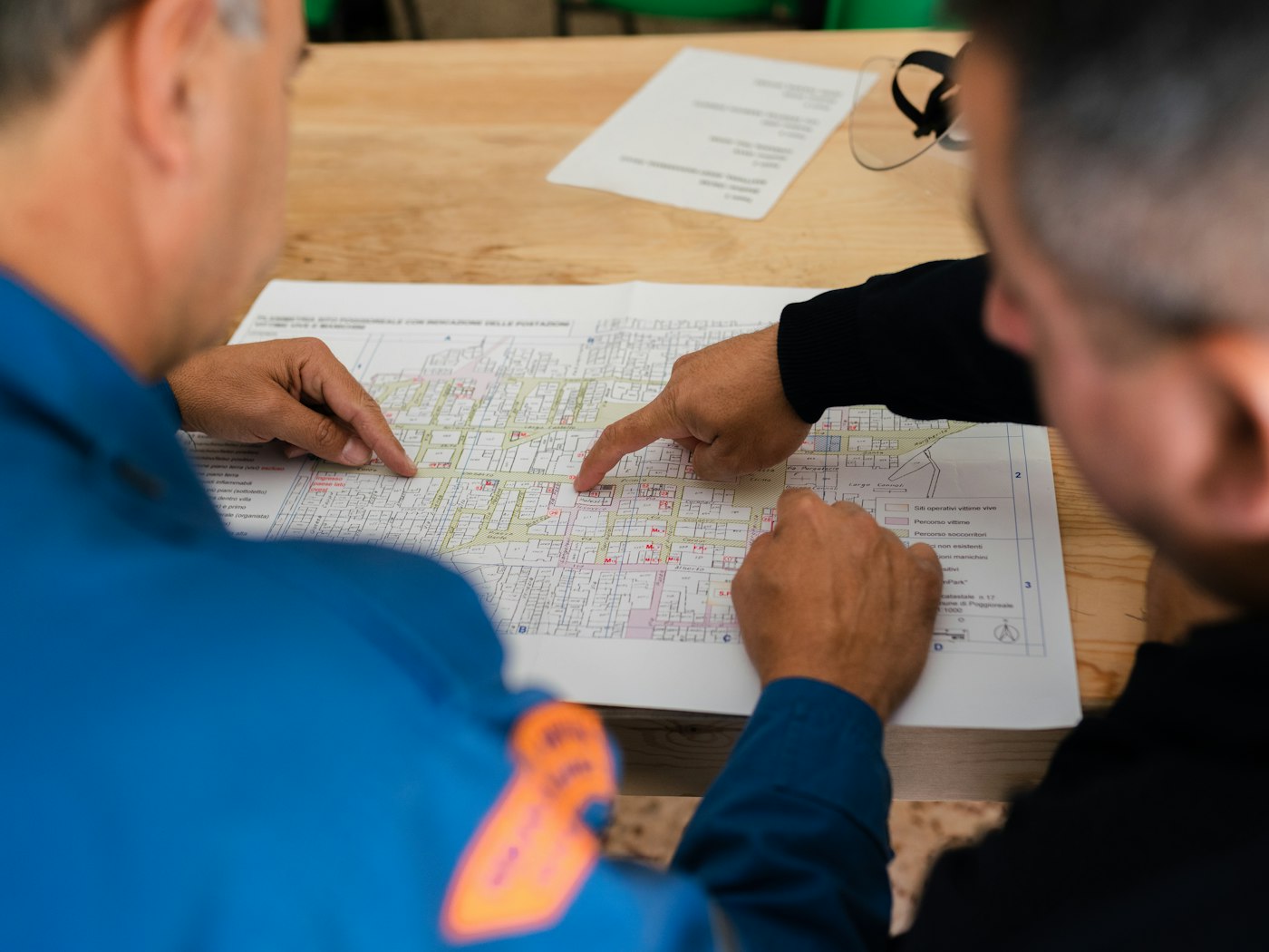 Ingenieros revisando planos y memorias de cálculo